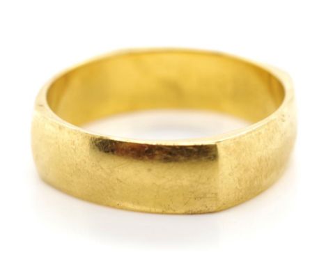 18ct yellow gold wedding band marked 750. Rounded square form approx 6 grams weight, ring size R-S