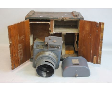 AN AIR MINISTRY F24 RECONNAISSANCE CAMERA IN WOODEN CRATE, body marked 4A/720 A/F