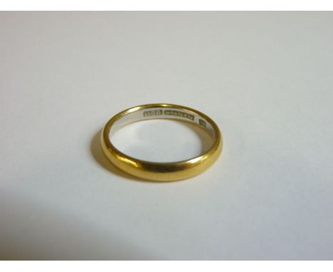 A plain gold wedding ring, lined with platinum, marked platinum 22ct