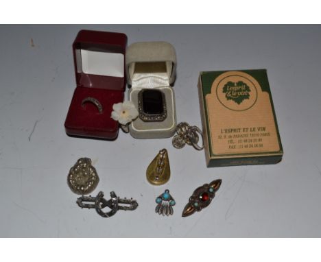 Jewellery - a silver novelty equestrian bar brooch, the bar set with a horseshoe, hallmarked;  nugget of white metal (27g gro