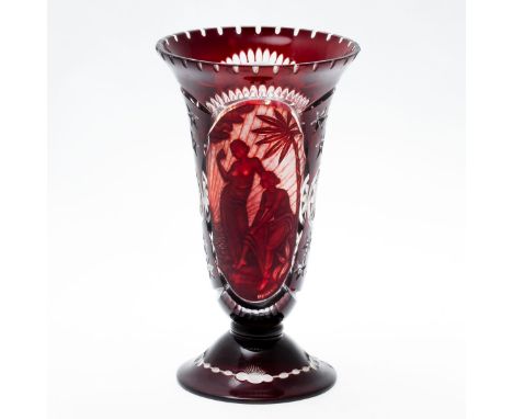  Bechervase mit Fuß   Um 1920/1930. - Zwei Frauenakte in Landschaft und Heiliger Georg mit dem Drachen - Farbloses Glas, mit