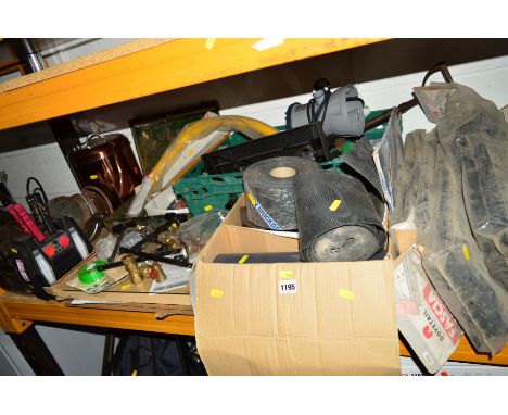 A BOXED MAKITA HAMMER DRILL AND TRAY OF VARIOUS TOOLS AND LOOSE including a Hitatchi disc grinder, a Bosch drill and a Bestwa