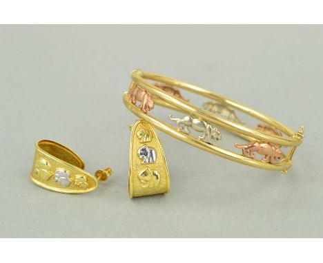 TWO MODERN ITEMS OF JEWELLERY to include a hollow three colour oval hinged bangle designed as series of prowling panthers, st