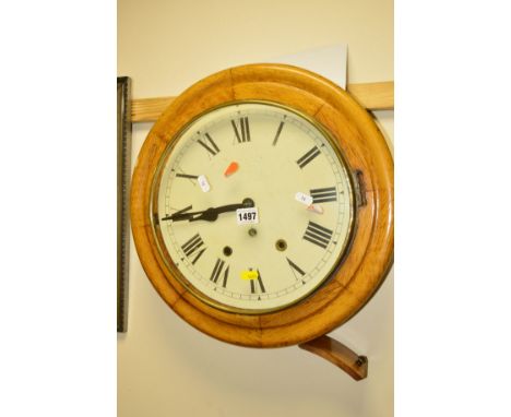 A VICTORIAN CIRCULAR OAK EIGHT DAY WALL CLOCK, diameter 41cm (later movement) (winding key and pendulum)