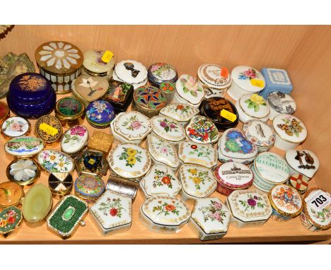 A QUANTITY OF CERAMIC, METAL, ETC TRINKET BOXES to include Royal Crown Derby 'Honeysuckle', Royal Worcester, Wedgwood, cloiso