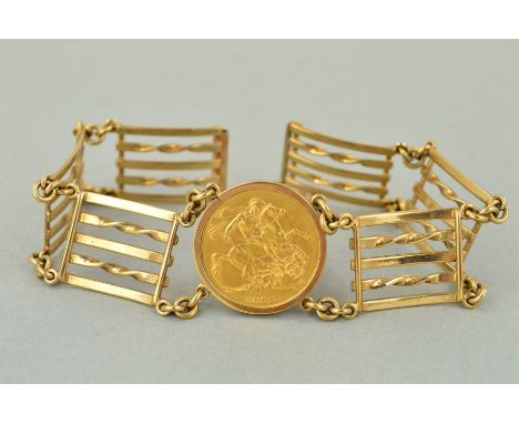 A 9CT GOLD SOVEREIGN GATE BRACELET, centrally set with a 1899 Victoria sovereign, length 1955, weight 26 grams