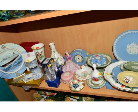 A QUANTITY OF PLATES, ORNAMENTS, GLASSES etc, to include boxed limited edition Cunard 'Queen Victoria' plate No24/1000 and bo