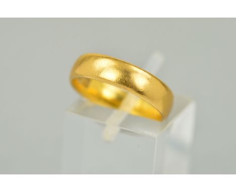 AN EARLY 20TH CENTURY 22CT GOLD WEDDING RING, measuring approximately 4.8mm in width, ring size K, hallmarked 22ct gold, Birm