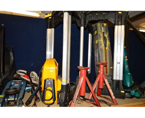 A COLLECTION OF CAR AND GARDEN TOOLS comprising of a car jack, towing rope, cosmo battery booster, two car A stands, folding 