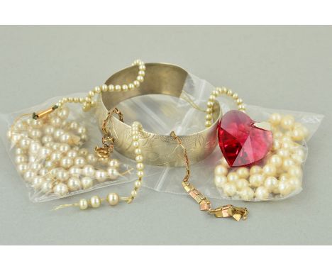 A SMALL SELECTION OF JEWELLERY to include three imitation pearl necklaces (two a/f), two with clasps with marks to indicate 9