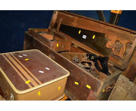 A WOODEN TOOL BOX CONTAINING VARIOUS CARPENTRY TOOLS to include smoothing planes, two saws, etc, together with a record playe