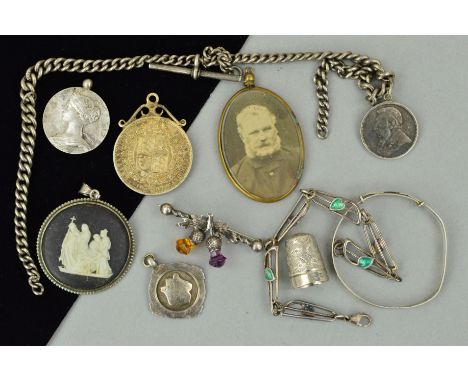 A SELECTION OF JEWELLERY, to include a circular black jasperware Wedgwood pendant, a bracelet with green enamel leaf detail, 