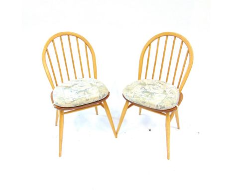 A PAIR OF ERCOL LIGHT ELM AND BEECH STICKBACK WINDSOR DINING CHAIRS,  with original cushion fabric, the seats 42.5cm wide 41c