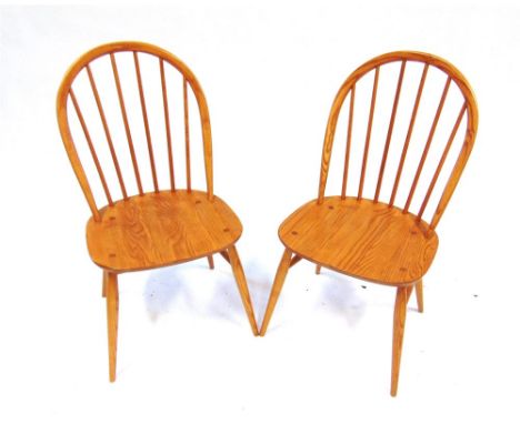A PAIR OF ERCOL LIGHT ELM WINDSOR DINING CHAIRS