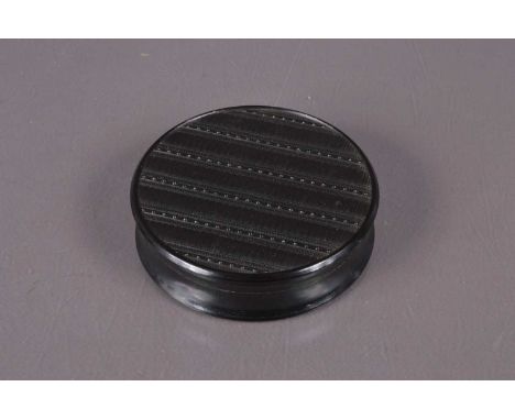 19th century lacquer snuff box, of round form with engine turned design to exterior and tortoise shell lining to interior. 8.