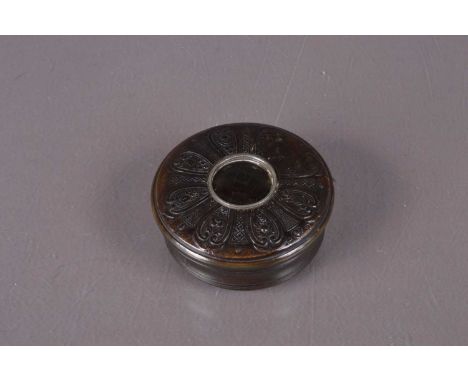 19th Century Scottish pressed horn snuff box, with pull off lid set with facetted glass window. 6cm diameter.