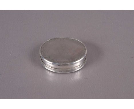 Early 19th century silver coloured snuff box, of oval form with hinged lid and engraved decoration. Approx 5.5cm wide, 50g