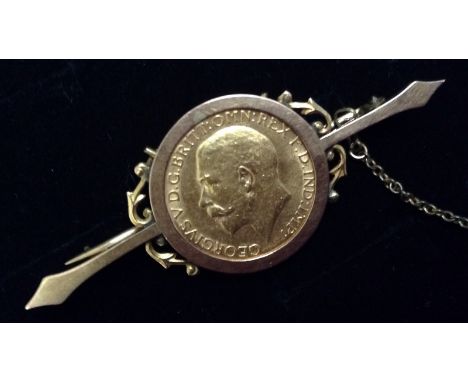 A George IV sovereign brooch, 1911, London Mint, circular mount, scrolling border, double arrow bar, stamped 9ct, 61mm long, 