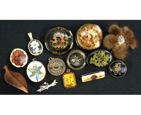 Jewellery - a 19th century pique ware tortoiseshell and silver circular target brooch, decorated with a central floral panel 