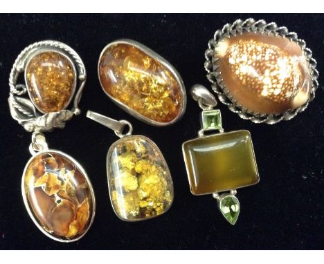 Jewellery - a  cowry shell and silver brooch, single domed shell within a rope twist frame, enclosed back, unmarked;  a perid