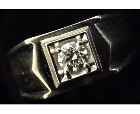 A gentleman's diamond solitaire ring, single round brilliant cut diamond, 0.46ct, set to a shaped square platform, rectangula