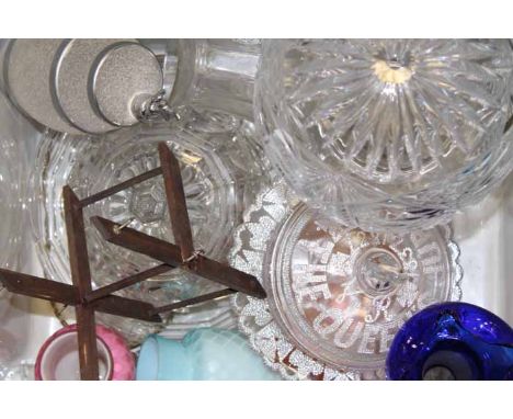 LOT OF CRYSTAL AND COLOURED GLASS
including a table lamp