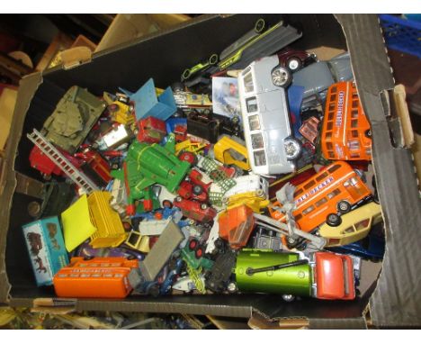 Large tray of mixed die-cast model toy cars