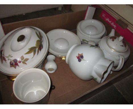 Quantity of Royal Worcester Evesham pattern dinner ware