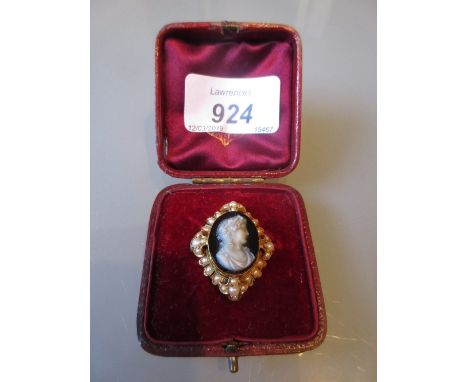Small Victorian gold mounted cameo portrait brooch set seed pearls in original box (box at fault)