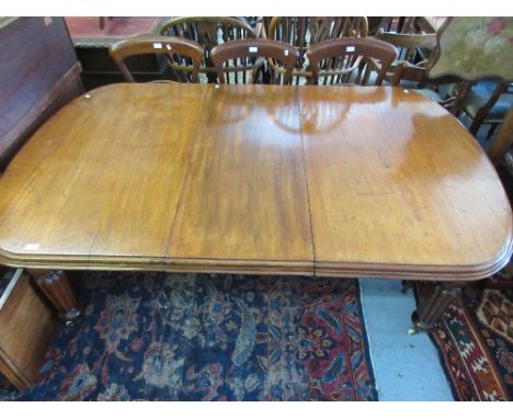 Victorian mahogany wind-out extending dining table, the moulded top with two extra leaves above a plain frieze and turned tap