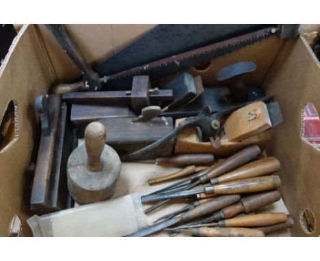 A COLLECTION OF VINTAGE WOODWORKING TOOLS, to include carving tools and wooden planes