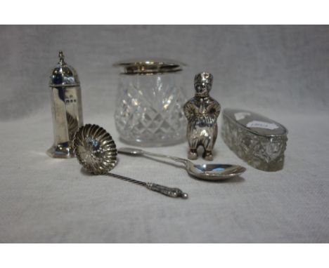 A NOVELTY WHITE METAL PEPPERETTE, modelled in the form of an Arab,  a silver sifter spoon with figural finial and turned stem