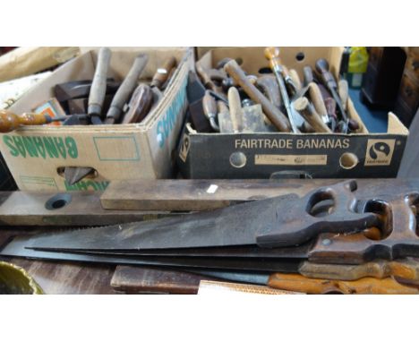 A COLLECTION OF VINTAGE HAND TOOLS to include saws, moulding planes and screwdrivers