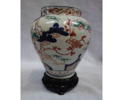 A JAPANESE VASE, IN THE IMARI STYLE, 17 cm high, with a wooden stand