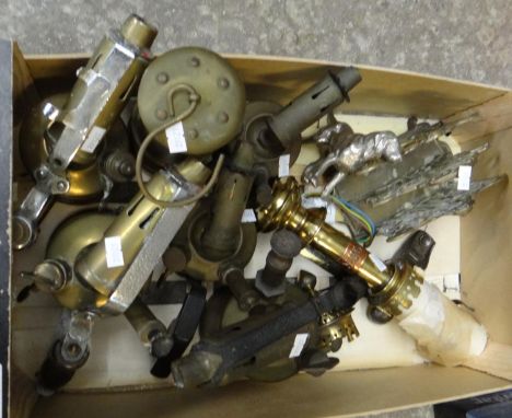 Box of metalware to include: vintage blowtorches, Welsh brass miners lamp, Great Western Railways brass wall sconce, letter r
