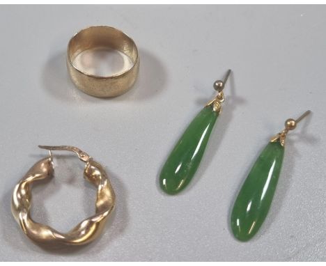 9ct gold wedding band.  4.9g approx.  Size R, together with a 9ct gold single hoop earring 1.8g approx. and pair of green sto