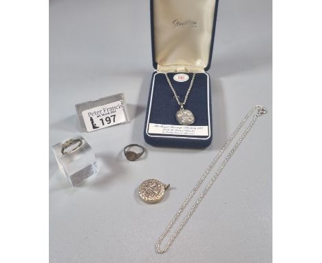 Small collection of jewellery to include: 9ct on silver signet ring, 9ct and silver three stone dress ring, small silver chai