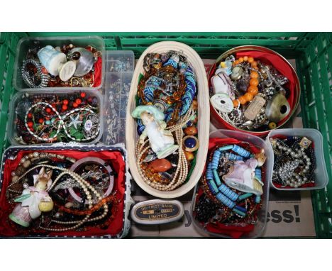 Large collection of vintage and other jewellery: necklace, rings, earrings, bracelets, bangles, pendants, stick pins etc. tog