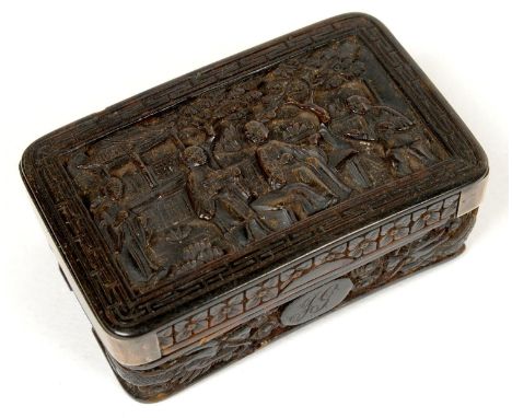 A CHINESE EXPORT TORTOISESHELL SNUFF BOX, CANTON, EARLY 19TH C, THE LID AND UNDERSIDE CARVED WITH FIGURES IN A LANDSCAPE, THE