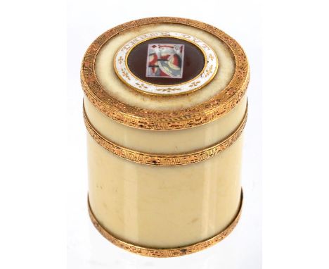 A GOLD AND ENAMEL MOUNTED TURNED IVORY COUNTER BOX, EARLY 19TH C, THE THREADED COVER WITH ENAMEL ROUNDEL OF A PLAYING CARD EN