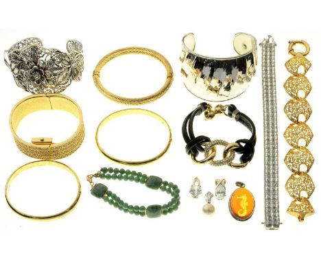 A QUANTITY OF SILVER AND SILVER GILT JEWELLERY, 270G AND A JADE BRACELET WITH 9CT GOLD CLASP 