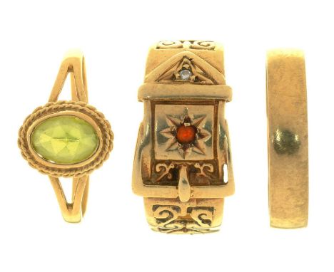THREE GOLD RINGS COMPRISING A PERIDOT RING IN 9CT GOLD, A GARNET AND DIAMOND SET BUCKLE RING IN GOLD AND A 9CT GOLD WEDDING R