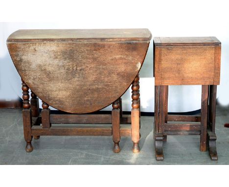 A VICTORIAN OAK GATELEG TABLE ON BOBBIN TURNED LEGS, 75CM H AND AN OAK FOLDING TABLE, C1930, 70CM H 