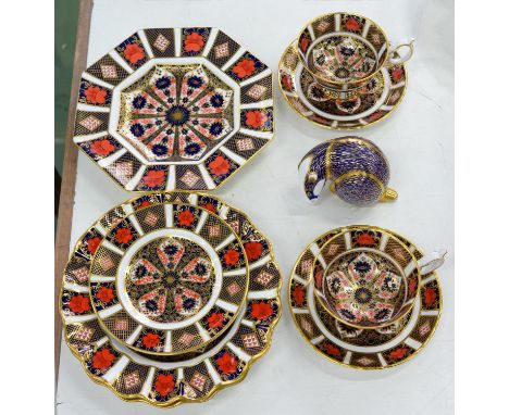 A SMALL COLLECTION OF ROYAL CROWN DERBY IMARI PATTERN WARE, COMPRISING TWO AND A PAIR OF PLATES, PAIR OF TEACUPS AND SAUCERS 