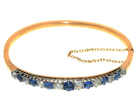 A DIAMOND AND SAPPHIRE BANGLE, THE OLD CUT DIAMONDS 1.5 CT APPROX, IN GOLD, 13.5G 
