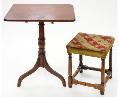 A VICTORIAN MAHOGANY TILT TOP TRIPOD TABLE, 72CM H AND AN OAK STOOL WITH NEEDLEWORK SEAT 