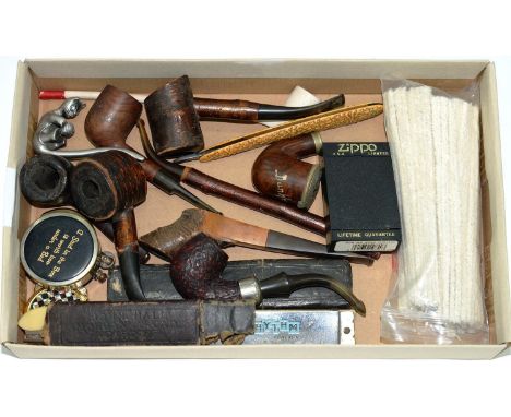 A QUANTITY OF VINTAGE BRIAR WOOD AND OTHER TOBACCO PIPES, SMOKING REQUISITES AND VINTAGE RAZORS 