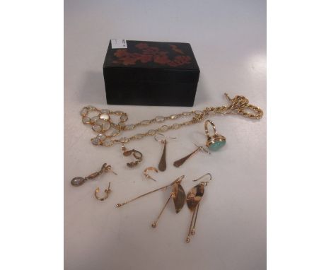 A small laquer box containing two pairs of 9ct gold earpendants a pair of small hoop earrings and a 9ct gold rope bracelet, 1