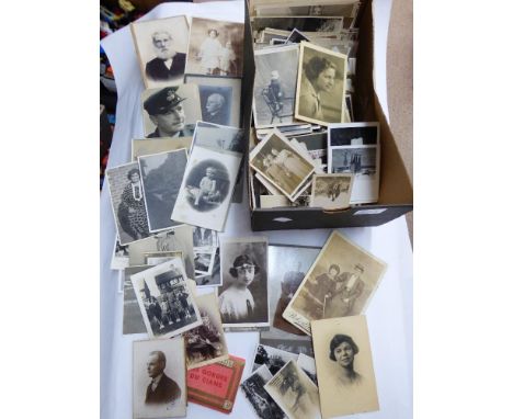 BOX OF VINTAGE BLACK & WHITE PHOTOGRAPHS