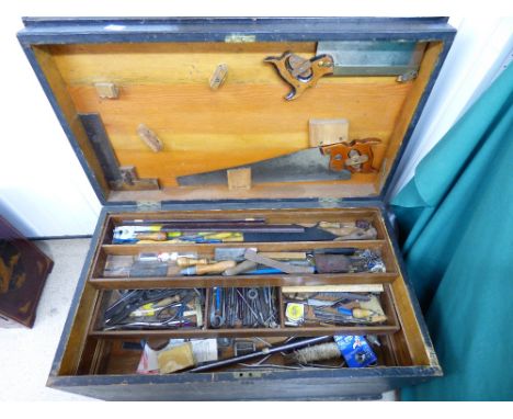 LARGE CARPENTERS TOOL CHEST WITH SLIDING DRAWERS AND A QUANTITY OF TOOLS